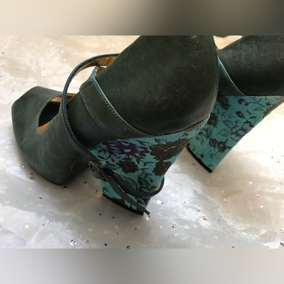 Zinc, Green leather , open toe, floral high heels - Picture 3 of 7